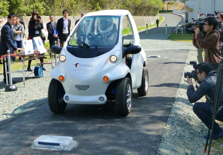 Japonai pagamino pirmąjį elektromobilį, kuris važiuoja be baterijų