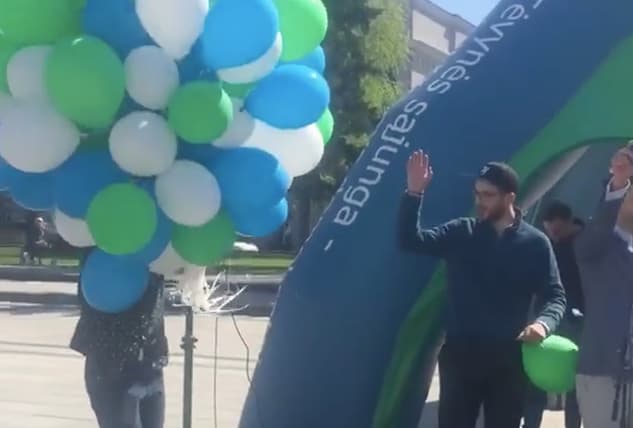 Dar kelios konservatorių starto akimirkos Katedros aikštėje: Vilties balionai ir patriarcho šokis