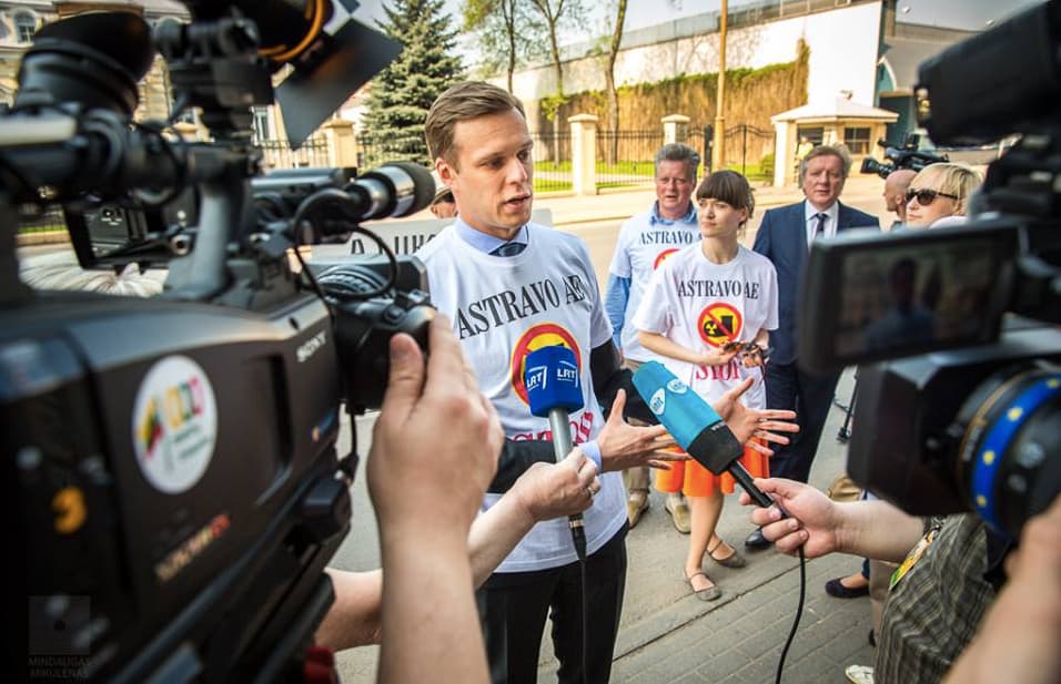 Kiekvieną dieną žiniasklaidos dėmesio centre esantis krikščioniškųjų konservatorių partijos lyderis Gabrielius Landsbergis pasakoja žurnalistams apie naują gelbėjimo Planą Lietuvai. Nuotr. facebook.com