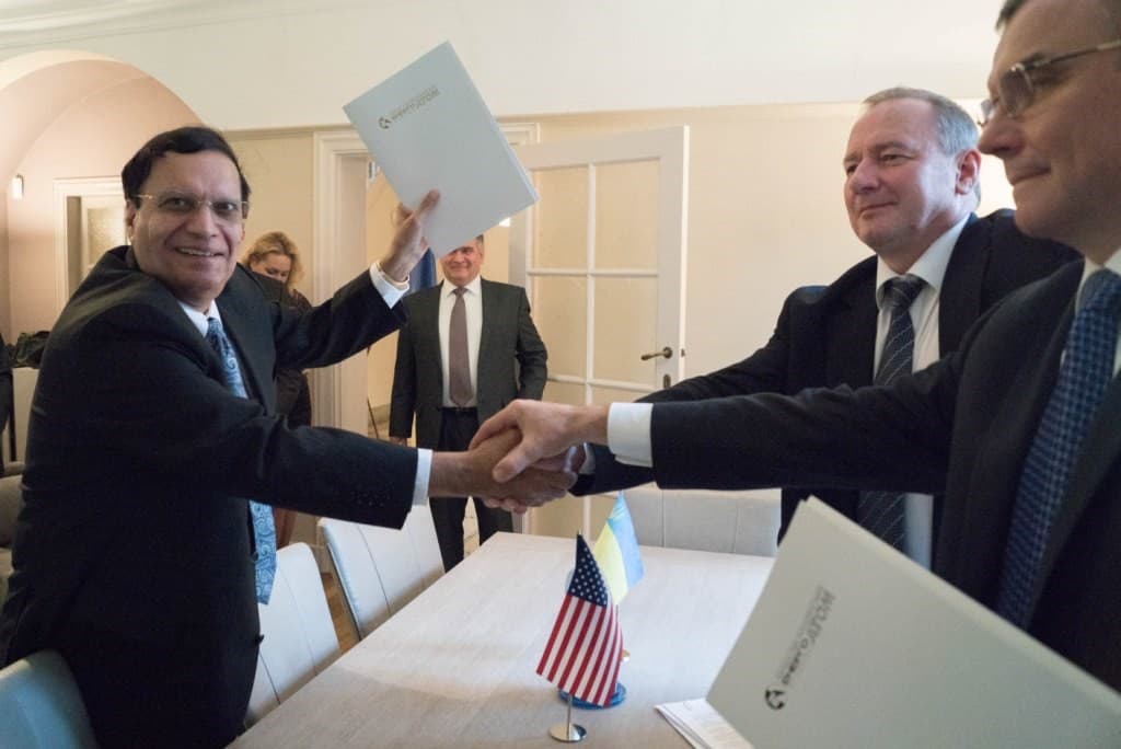 (Iš kairės.) HOLTEC INTERNATIONAL atstovas Krisas Singhas (Kris Singh) po sutarties pasirašymo su Ukrainos kompanijos ENERGOATOM prezidentu Jurijumi Nedaškovskiu ir TURBOATOM generaliniu direktoriumi Viktoriu Subotinu.