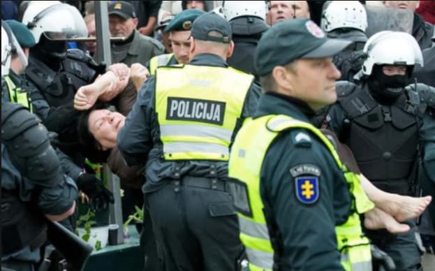 Garliavos šturmo akimirka – tuometinio policijos komisaro Sauliaus Skvernelio vadovaujami pareigūnai šalina kliūtį.