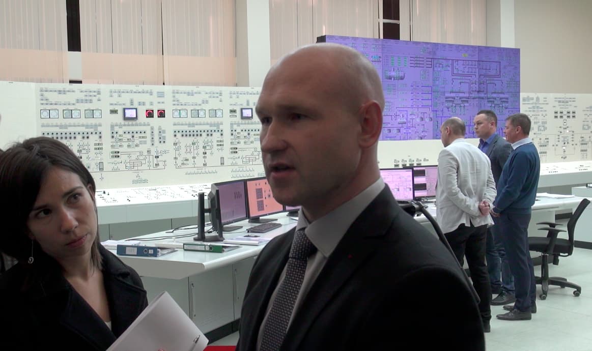 Kadras iš Baltarusijos atominės elektrinės vidaus. Į Vengrijos žurnalistės kalusimą atsako elektrinės specialsitas. Nuote. E.eu