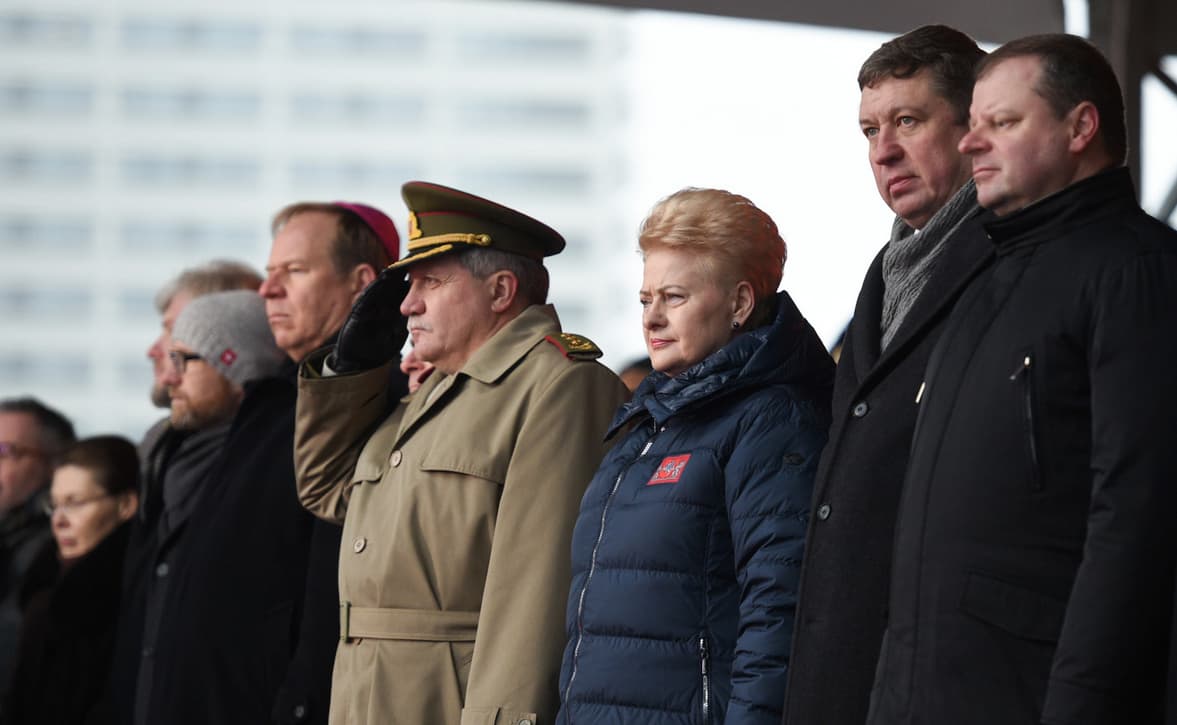 Prezidentė D. Grybauskaitė (trečia iš dešinės) labai mėgsta paveiksluotis su vaikais bei stebėti karinius paradus. Nuotr. prezidentas