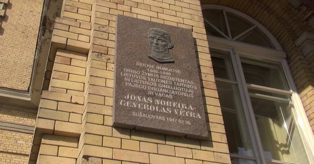 Vilniaus centre sudaužytos atminimo lentos savininkas vis dar nežinomas. Jau žinomas!
