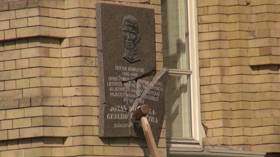 Pirmą kartą nelegaliai kabojusi lenta Lietuvos didvyriui buvo išmontuota pasitelkus savadarbę kuvaldą.
