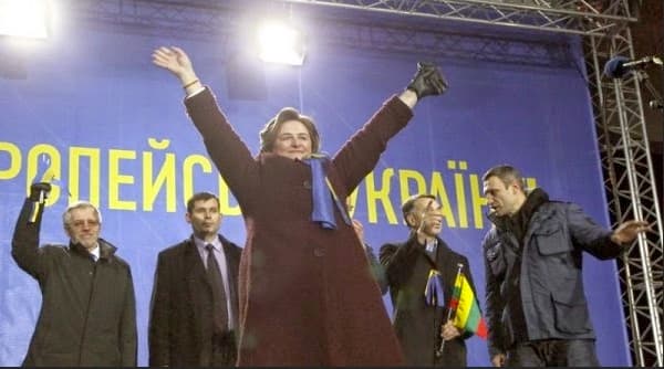 Palaikyti revoliucionierių į Kijevą tąkart vyko ir tuometinė Lietuvos Seimo pirmininkė Loreta Graužinienė bei gausus tautinių politikų būrys.