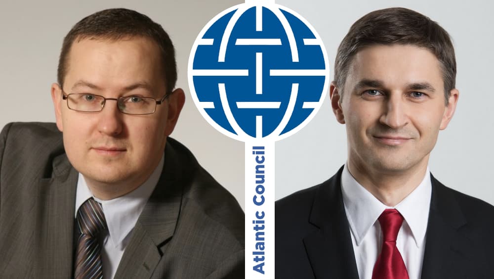 Lietuvos radijo ir televizijos komisijos vadovas Mantas Martišius (kairėje) ir buvęs Lietuvos Respublikos energetikos ministras Jaroslav Neverovič. Viduryje – Atlantic Council logotipas.
