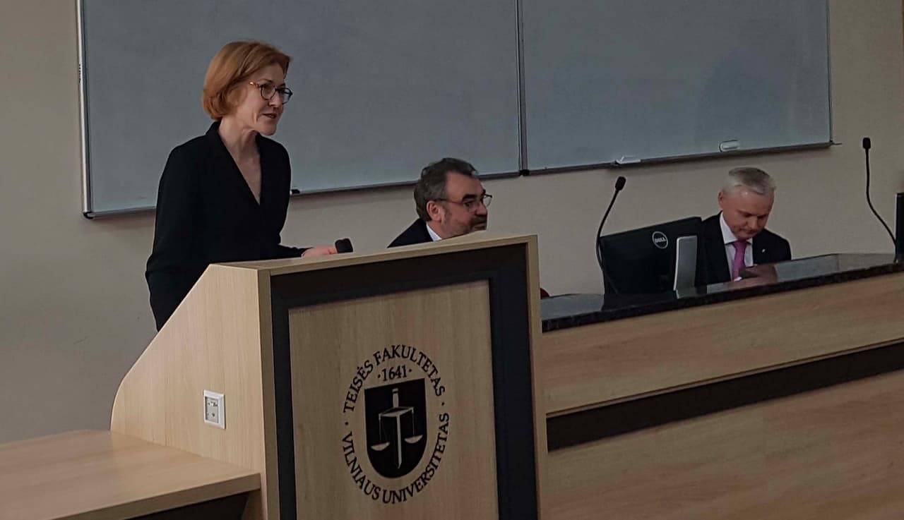 E. Kūris (viduryje) nelemtos diskusijos „Bylos prieš Lietuvą Europos Žmogaus Teisių Teisme“, vykusios vasario 19 d. VU Teisės fakultete.