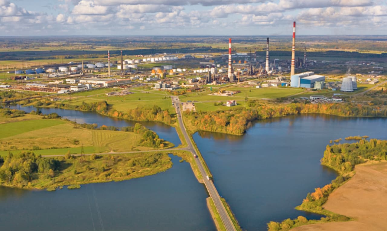„Mažeikių nafta“ Landsbergių grupuotės buvo padovanota amerikiečių kompanijai „Williams International“, kurie netrukus „„Mažeikių naftą“ pardavė Rusijos kompanijai „Jukos“.