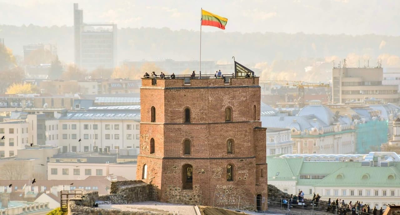Vilnius reaguoja į koronavirusą: stabdo ugdymo įstaigų veiklą, uždaro viešas pramogų erdves
