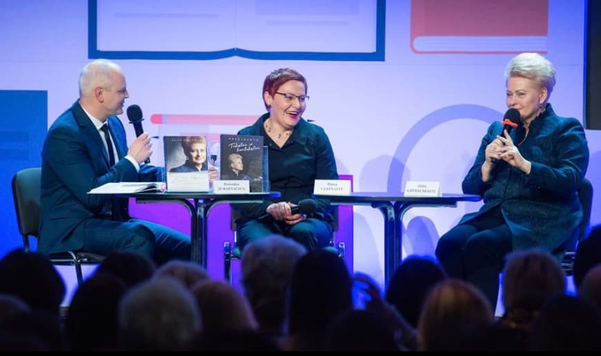 Neegzistuojančio fondo skirto kovai su koronavirusu vadovė, oficiali Rusijos Fedaracijos valstybės paslaptis, savo biografijos klastotoja, rašytoja, Lietuvos prezidentė Dalia Grybauskaitė (dešinėje). Nuotr. facebook.com