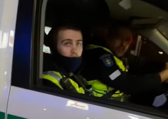 Pasigėrėkime, kaip policija demonstruoja, kad absoliučiai neturi ką veikti: tai pavojinga