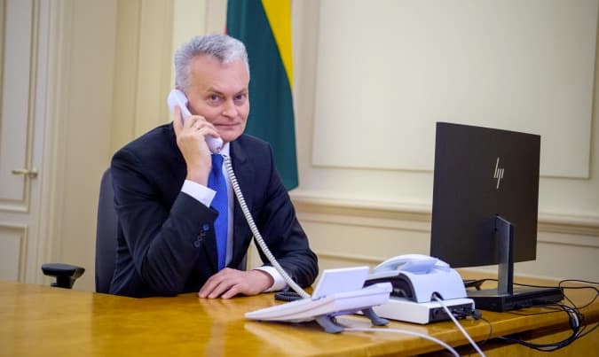Šalies lyderis G. Nausėda su NATO Generaliniu Sekretoriumi Jensu Stoltenbergu kalbėjosi be veido kaukės ir be pirštinių. Nuotr. prezidentas.lt