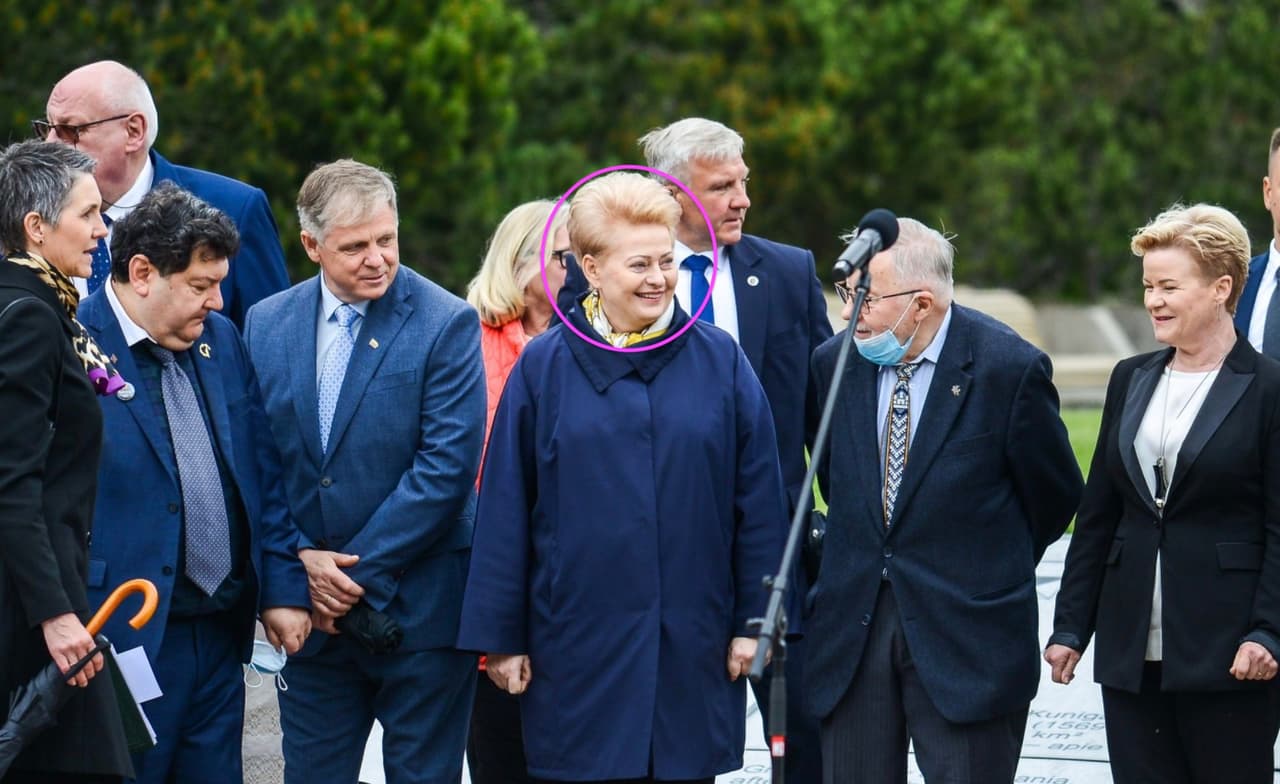 Lietuvos prezidentė Dalia Grybauskaitė (galva pažymėta violetiniu apskritimu). Nuotr. prezidentas.lt