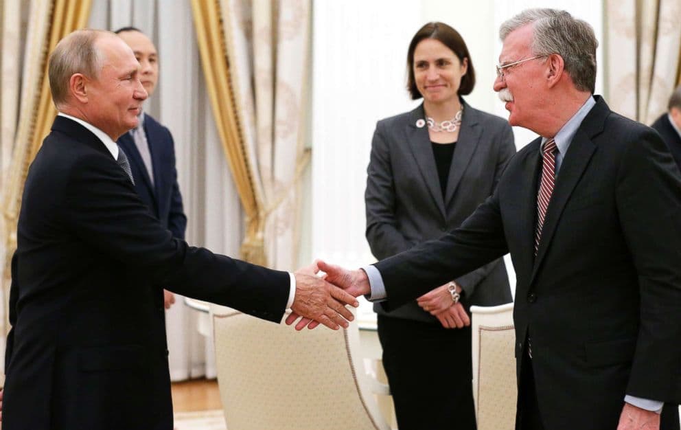 Džonas Boltonas (dešinėje, kai dar nebuvo išmestas iš Baltųjų rūmų) ir Rusijos prezidentas Vladimiras Putinas.