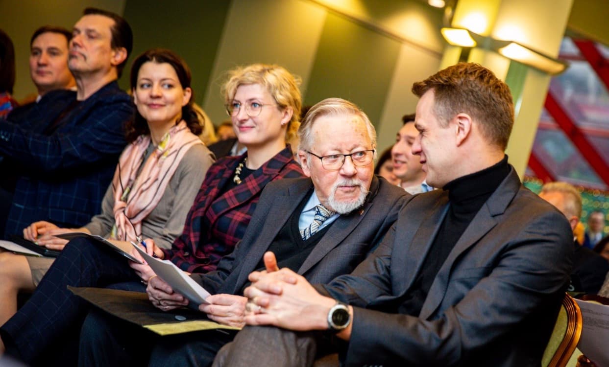 Žmonių partijos patriarchas, dviejų sąjūdžių įkūrėjas, Lietuvos prezidentu pristatomas Vytautas Landsbergis (antras iš dešinės). Nuotr. facebook.com