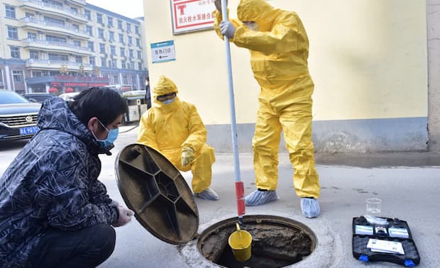Britų epidemiologas: Covid-19 atsirado ne iš šikšnosparnių Kinijoje, o iš kanalizacijos Ispanijoje