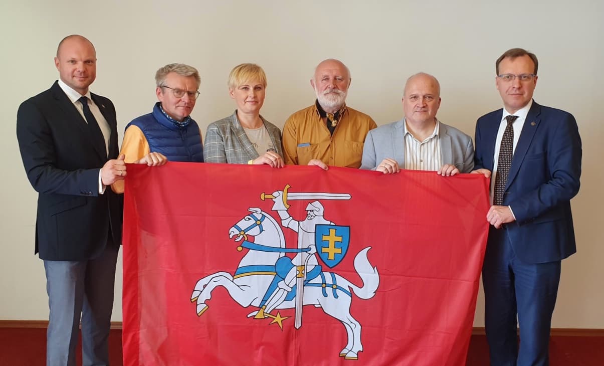 Senųjų sisteminių partijų Seimo rinkimuose laukia stiprus nesistemininkų smūgis susivienijusiu kumščiu