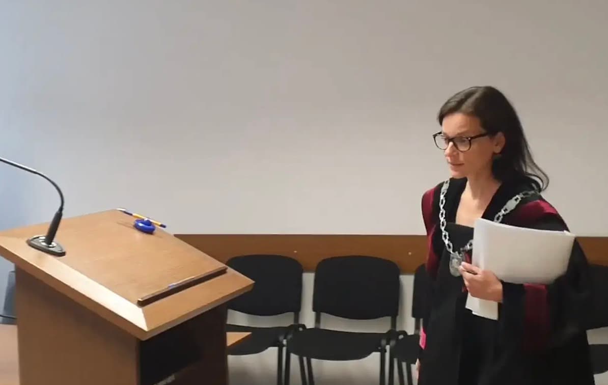 Teismo posėdis neįvyko, nes teisėja prisistačiusi moteris nepateikė asmens tapatybės ir pareigybinių dokumentų