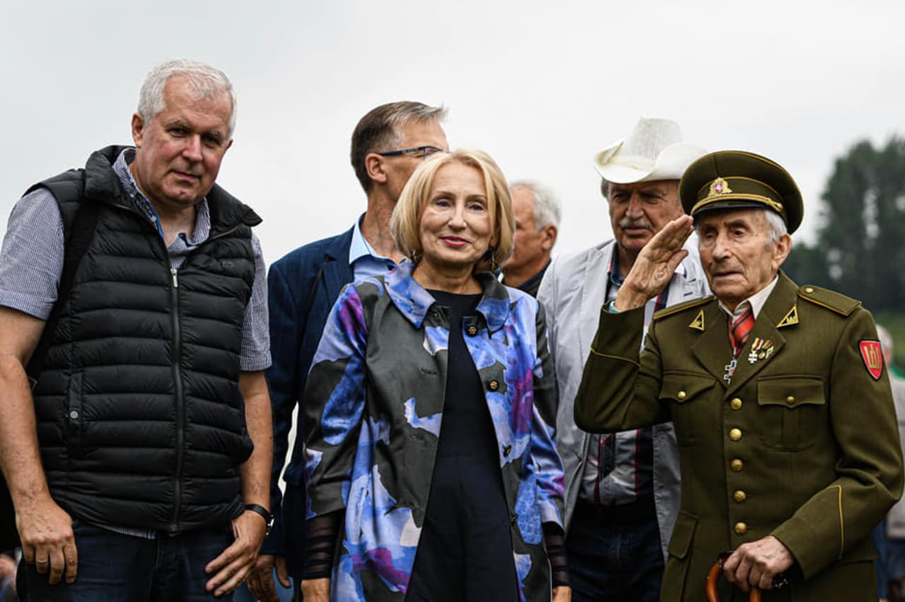 Anušauskinių KGB sąrašų skelbėjas (slapyvardis Anusas), vienas iš šimtui metų įsislaptinusių, Žmonių partijos atstovas, istorijos klastotojas Arvydas Anušauskas (kairėje). Nuotr. facebook.com