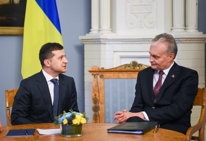 Iki pasaulinės koronaviruso pandemijos daryta Ukrainos ir Lietuvos lyderių fotografija. Nuotr. prezidentas.lt