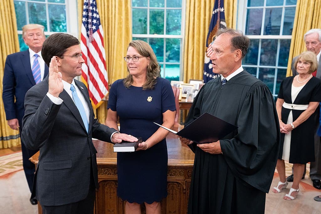 Donaldas Trampas (kairėje) Marko Espero (antras iš kairės) priesaikos, tapus Pentagono vadovu, ceremonijoje 2019 m.