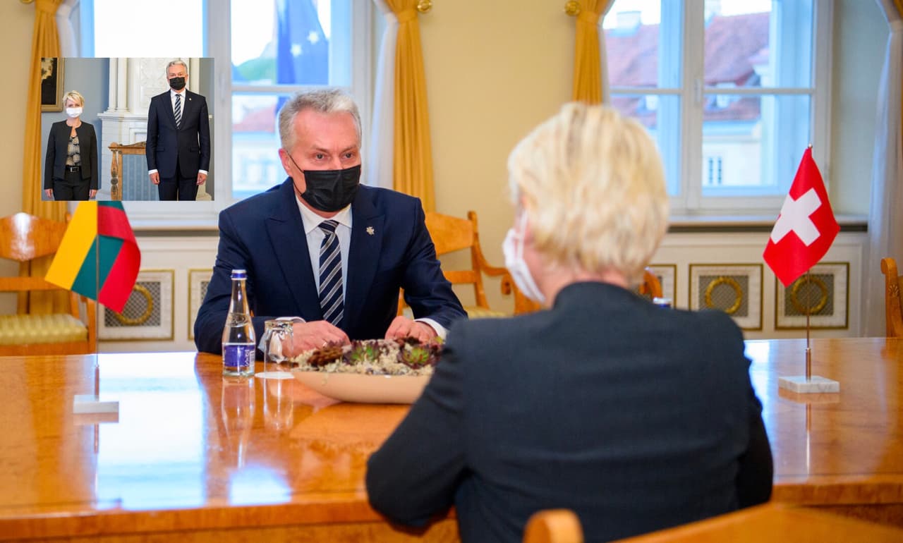 Susitikimo metu G. Nausėda dėvėjo madingos juodos spalvos veido kaukę ir buvo be pirštiniu. Nuotr. prezidentas.lt