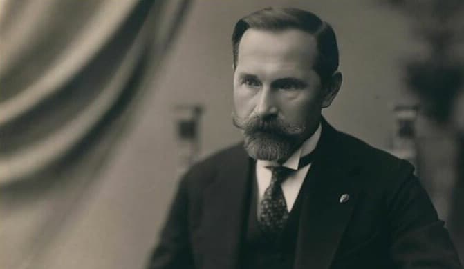 Tarpukario Lietuvos diktatorius Antanas Smetona, lemiamu valstybei momentu 1940 m. pasprukęs per upelį tolyn nuo savo tėviškės.