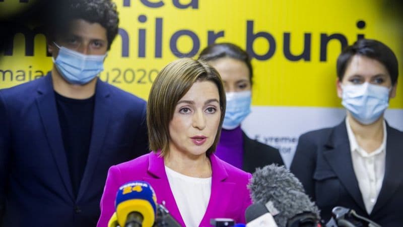 Naujoji Moldovos prezidentė Maja Sandu (viduryje).