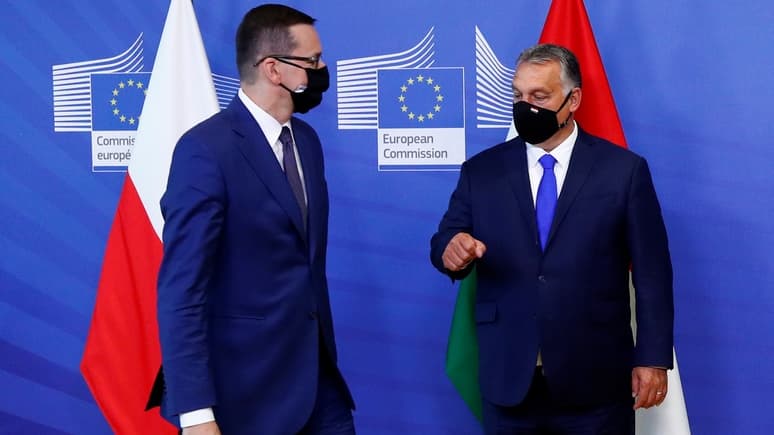 Lenkijos premjeras Mateušas Mazovieckis (kairėje) ir Vengrijos premjeras Viktoras Orbanas.