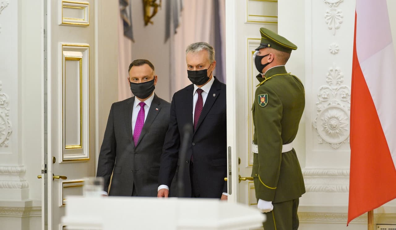 Lenkijos ir Lietuvos valstybių lyderiai dėvėjo madingos juodos spalvos veido kaukes ir buvo be pirštinių. Nuotr. prezidentas.lt
