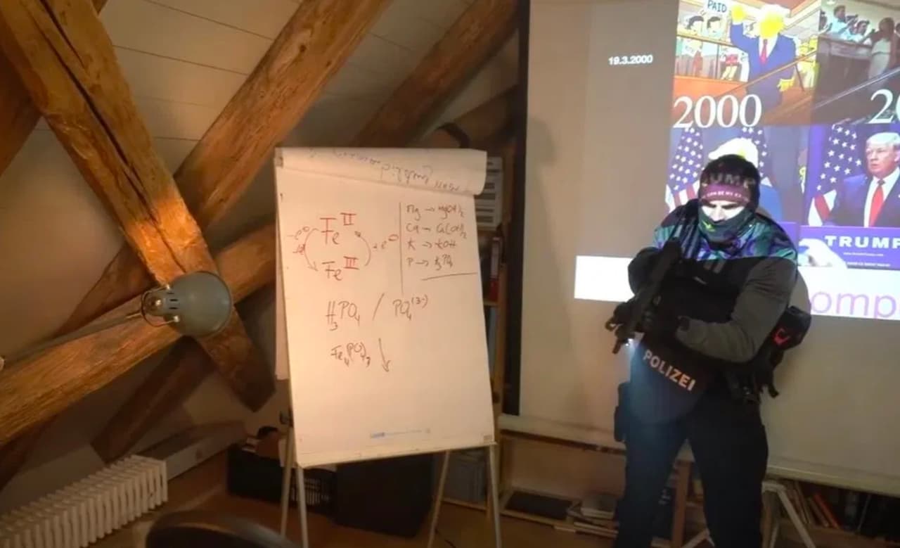Vokietijos policijos šokiruojantį elgesį užfiksavo vaizdo kamera, tiesiogiai transliuojanti į internetą