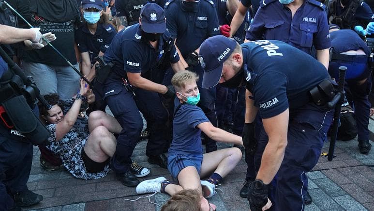 Policijos brutalumas prieš taikius protestuotojus Lenkijoje vis didėja