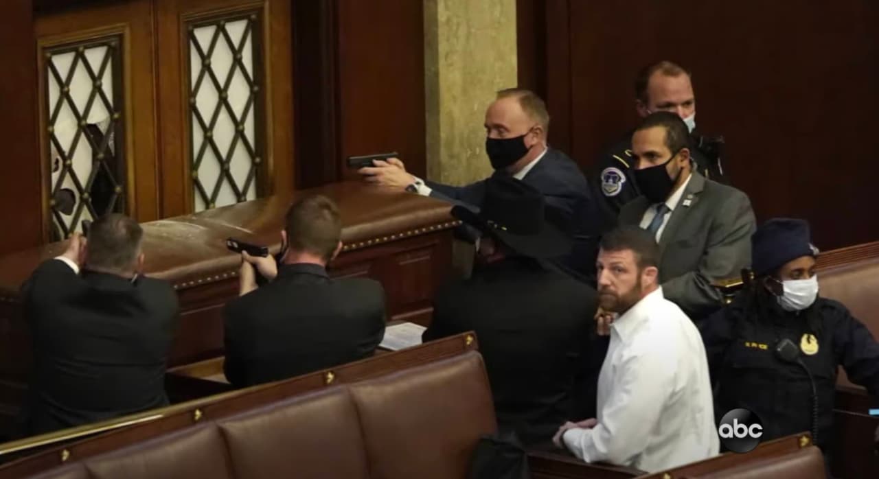 Vašingtone per susirėmimus liejosi kraujas, yra žuvusiųjų