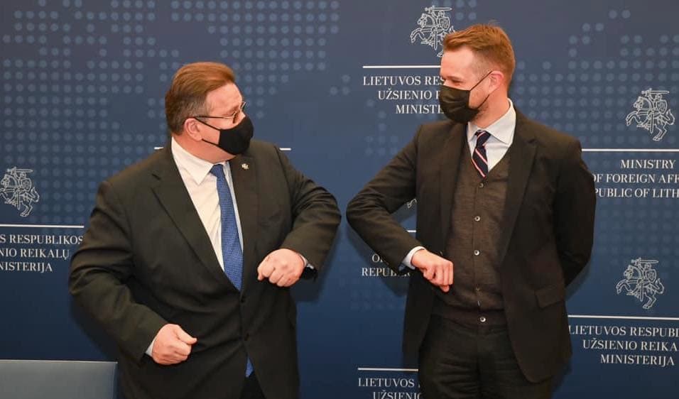 Buvusio Lietuvos diplomatijos vadovo Lino Linkevičiaus (kairėje) tęsėjas Gabrielius Landsbergis. Nuotr. facebook.com