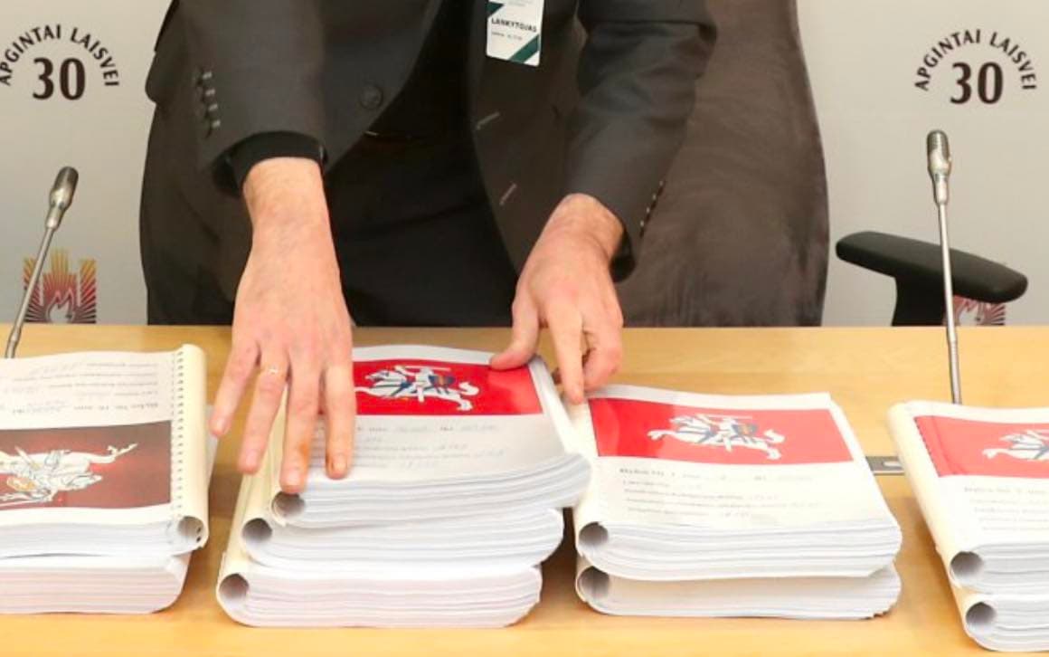 Daugiau kaip 300 tūkst. parašų surinkusio kreipimosi iniciatoriai dėl konservatorių išpuolių žada kreiptis į teismą