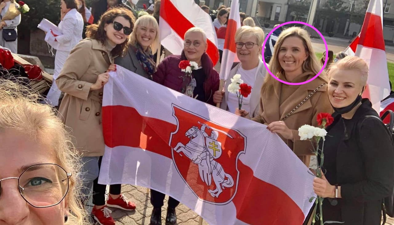 A, Bilotaitė (galvutė pažymėta violetiniu apskritimu) su bendražygiais. Nuotr. facebook.com