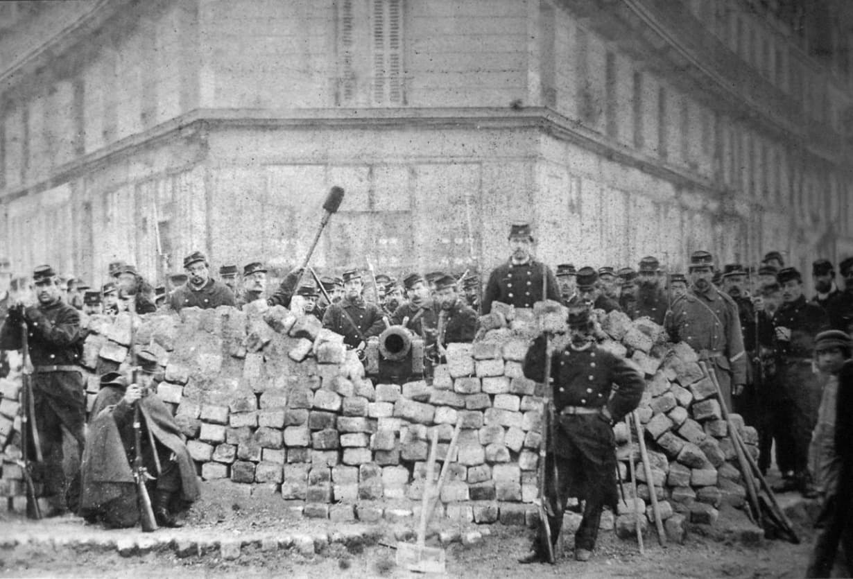 Paryžiaus komunos dalyviai barikadose.