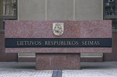 Mitingui prie Katedros Seimas pasiruošė – apsitvėrė ir su tauta nebendraus (TIESIOGIAI)