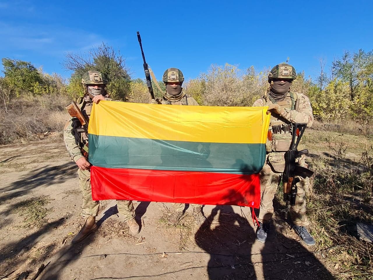Lietuvos trispalvė svarbus simbolis Ukrainos karo su Rusija fronto linijoje. Nuotr. Jono Ohmano