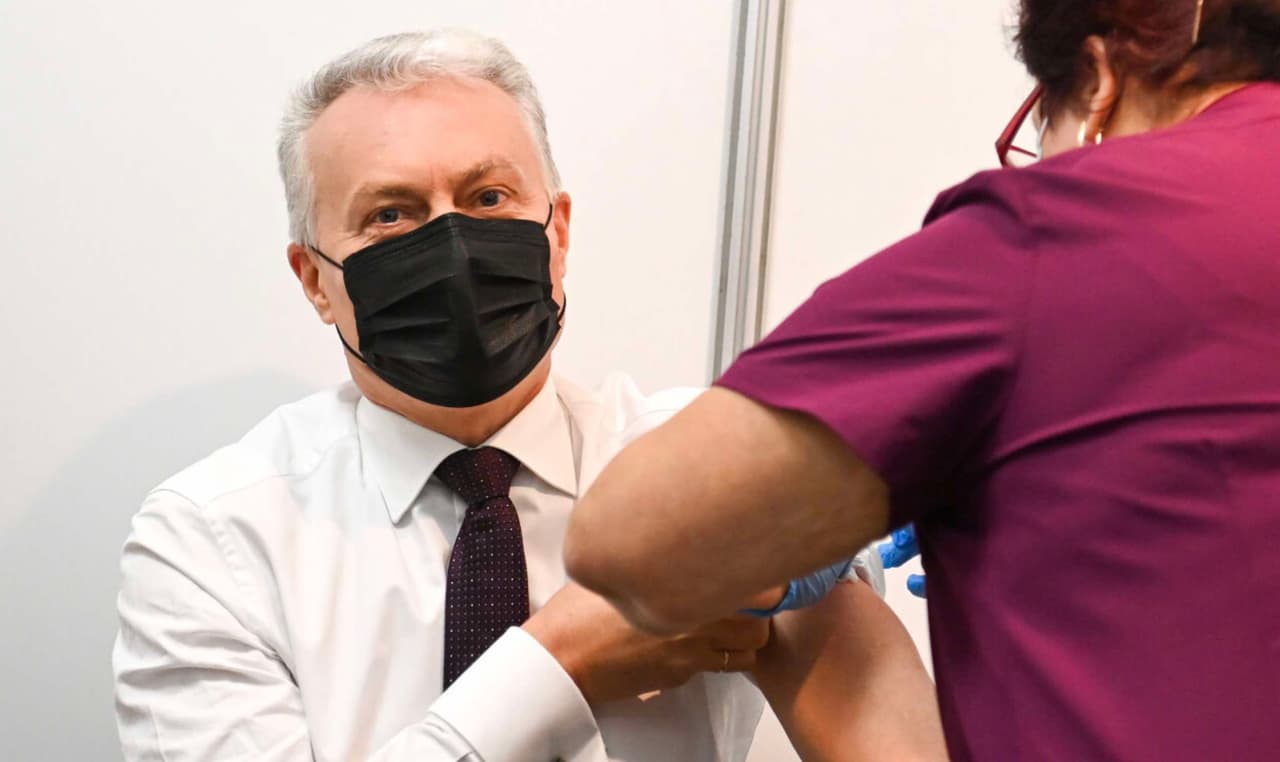 Akimirka, kai G. Nausėda stiprinasi sustirinamąja medicininio preparato nuo COVID-19 ligos. Nuotr. prezidentas.lt