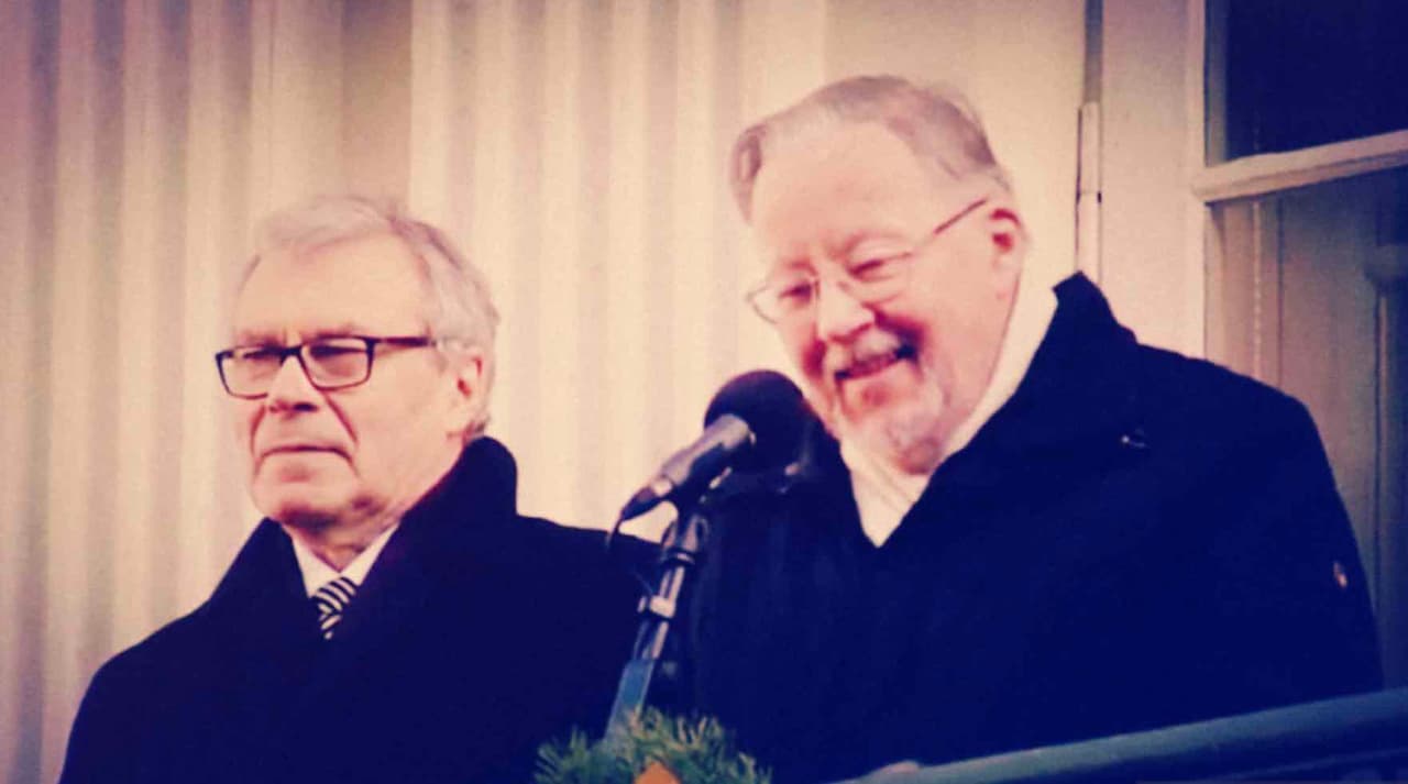 Istorinių kalbų iš balkono rėžėjas Vytautas Landsbergis (dešinėje).