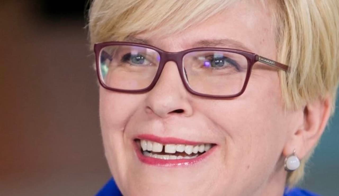 Šimonytė piliečius ragina nesnausti ir aplenkti virusą, priėmus dūrį į petį už laisvę