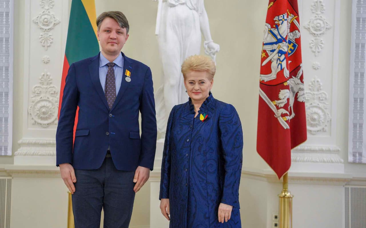 Už nuopelnus tėvynei karo specialistą V. Saldžiūną (kairėje) yra apdovanojusi ir Lietuvos prezidentė, oficiali Rusijos Federacijos valstybės paslaptis, kolaborantė Dalia Grybauskaitė.
