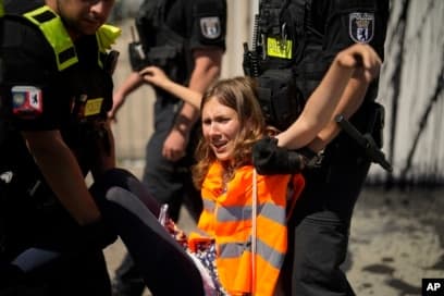 Vokietijoje protestuotojai paragavo ašarinių dujų, spyrių iš kojos, kitų gardumynų