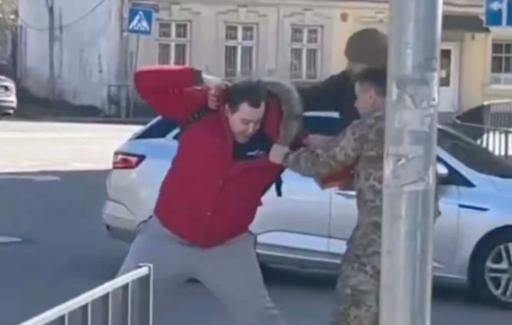 Ukrainos gatvėse tęsiasi pasistumdymai su nenorinčiais keliauti į frontą