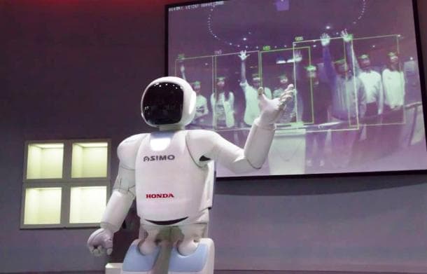Žiūrovai su išmaniaisiais telefonais robotą Asimo išvedė iš proto