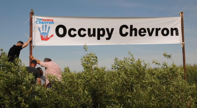 Chevron‘ui kelią užtvėrę lenkai budi jau kelias savaites. Uždrausta tema Lenkijos žiniasklaidoje