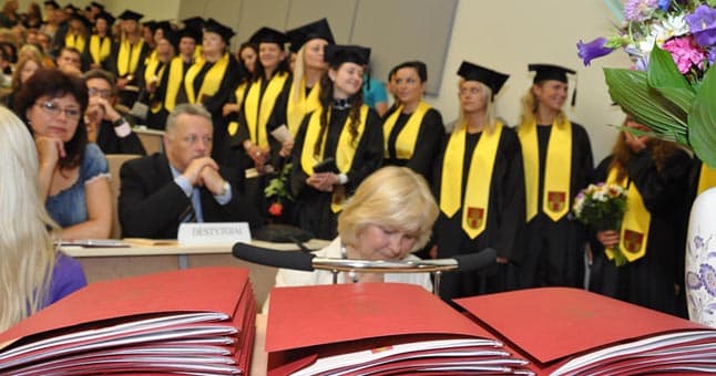 NETEISYBĖ. Sąžiningai mokslus baigusiems jaunuoliams turėtų būti apmaudu, kad lygiai tokį pat diplomą gauna ir tie, kurie, tingėdami ar nepasitikėdami savo jėgomis, baigiamąjį darbą tiesiog nusiperka. Ve.lt nuotr.