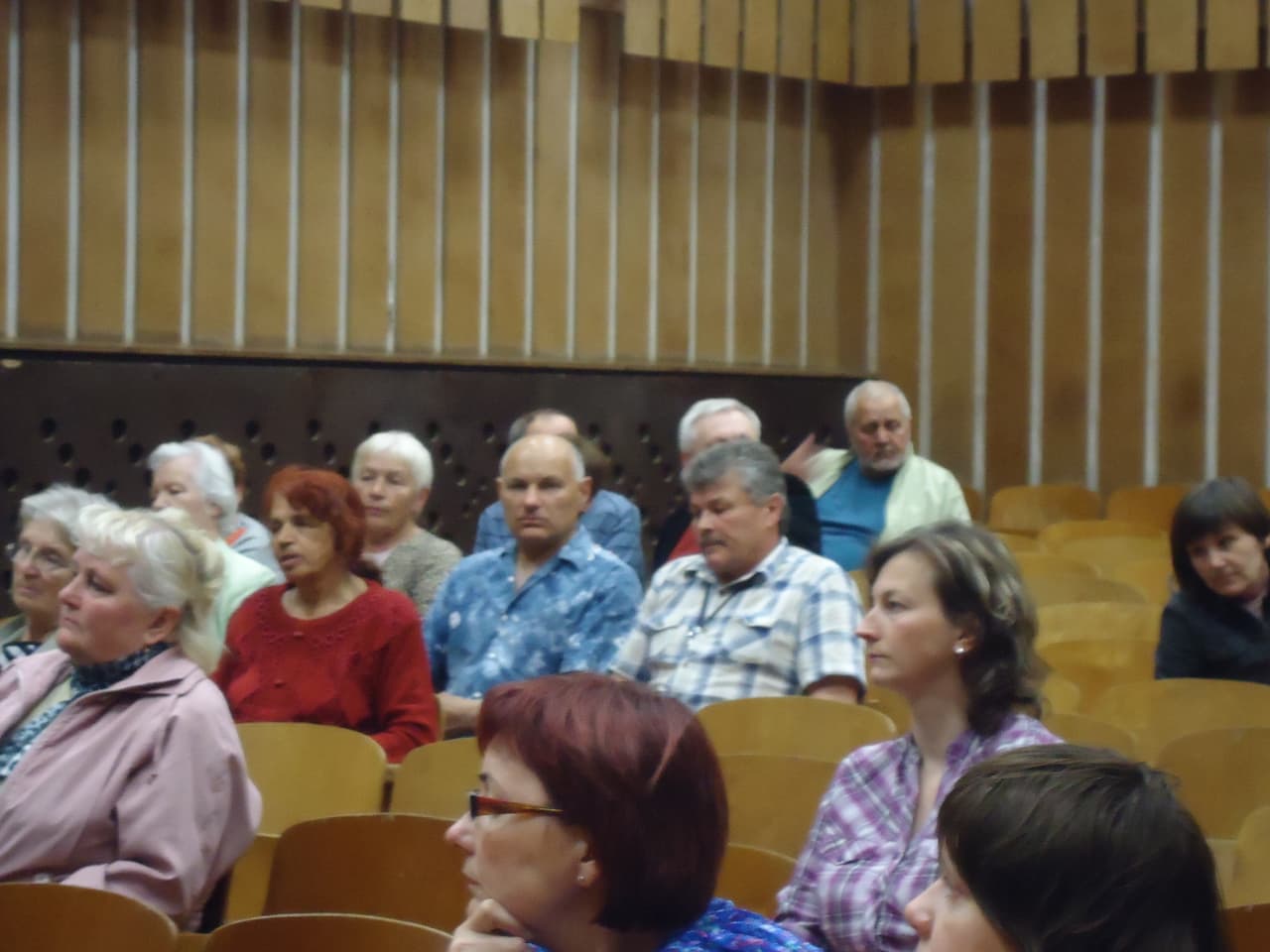 Centre languotais marškiniais - Rėkyvos seniūnijos centro seniūnaitis Vaidotas Dijokas, anoniminiame komentare taip pristatęs Rėkyvos gyvenvietės bendruomenę: „tai mėlynais, pragertais veidais pagyvenę, mažai išsilavinę, iš valstybės paramos gyvenantys vyrai ir moterys, pensininkai, kuriuos yra lengva mulkinti įvairiomis istorijomis, paskalomis, nepilnamečiai vaikai, kurie mokomi negerbti ir niokoti kitų turtą, spjaudyti saulėgrąžas ir gerti viešose vietose alų iš bambalių...” Nuotr. iš autorės archyvo